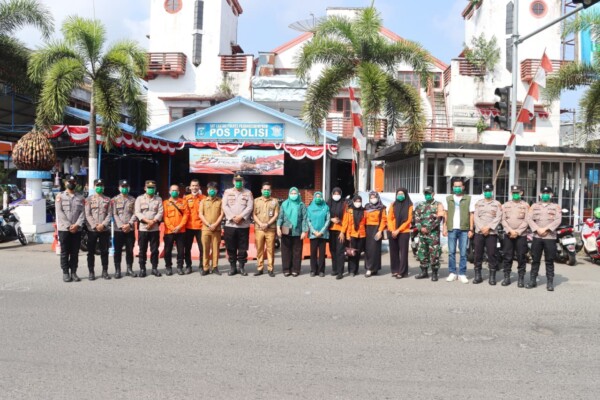 Polres Padangsidimpuan bersama TNI, BPBD, dan pihak kecamatan membagikan 3.000 masker gratis kepada masyarakat 
(Istimewa)
