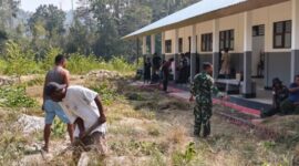 Pos Kramongmongga Satgas Yonif 147/KGJ Gelar Karya Bhakti di SMA 1 Henggi Distrik Kramongmongga (Istimewa)