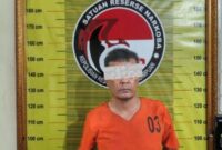 Tersangka AAS (46) beserta barang bukti berupa satu bungkus plastik klip berisi narkotika jenis sabu, uang tunai, ponsel, dan kantong plastik hitam saat diamankan di Mako Satresnarkoba Polres Padangsidimpuan. (Istimewa)