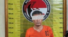 Tersangka AAS (46) beserta barang bukti berupa satu bungkus plastik klip berisi narkotika jenis sabu, uang tunai, ponsel, dan kantong plastik hitam saat diamankan di Mako Satresnarkoba Polres Padangsidimpuan. (Istimewa)