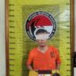 Tersangka AAS (46) beserta barang bukti berupa satu bungkus plastik klip berisi narkotika jenis sabu, uang tunai, ponsel, dan kantong plastik hitam saat diamankan di Mako Satresnarkoba Polres Padangsidimpuan. (Istimewa)
