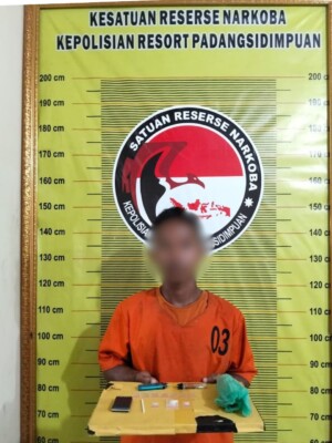 Tersangka pengedar sabu SF (27) diamankan Satresnarkoba Polres Padangsidimpuan beserta barang bukti 1,13 gram sabu dan alat isap. (istimewa)

