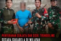 Komandan Pos Guna Banir, Letda Cpl Abdul Ghani Fardhiansyah, S.Tr.(Han), bersama personel Pos Guna Banir menerima langsung penyerahan senjata rakitan jenis Bowman dan sisik trenggiling dari warga berinisial TN (79) di Dusun Guna Banir, Kecamatan Sekayam, Kabupaten Sanggau. (Satgas Pamtas RI-Malaysia Yonarmed 19/Bogani)