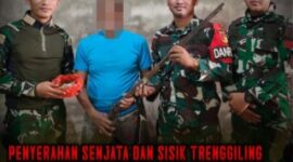 Komandan Pos Guna Banir, Letda Cpl Abdul Ghani Fardhiansyah, S.Tr.(Han), bersama personel Pos Guna Banir menerima langsung penyerahan senjata rakitan jenis Bowman dan sisik trenggiling dari warga berinisial TN (79) di Dusun Guna Banir, Kecamatan Sekayam, Kabupaten Sanggau. (Satgas Pamtas RI-Malaysia Yonarmed 19/Bogani)