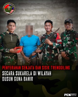Komandan Pos Guna Banir, Letda Cpl Abdul Ghani Fardhiansyah, S.Tr.(Han), bersama personel Pos Guna Banir menerima langsung penyerahan senjata rakitan jenis Bowman dan sisik trenggiling dari warga berinisial TN (79) di Dusun Guna Banir, Kecamatan Sekayam, Kabupaten Sanggau. (Satgas Pamtas RI-Malaysia Yonarmed 19/Bogani)