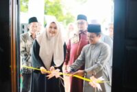 Wakil Bupati Mandailing Natal  Atika Azmi Utammi Nasution meresmikan Kantor Cabang PT Mizan Haromaen. (istimewa)
