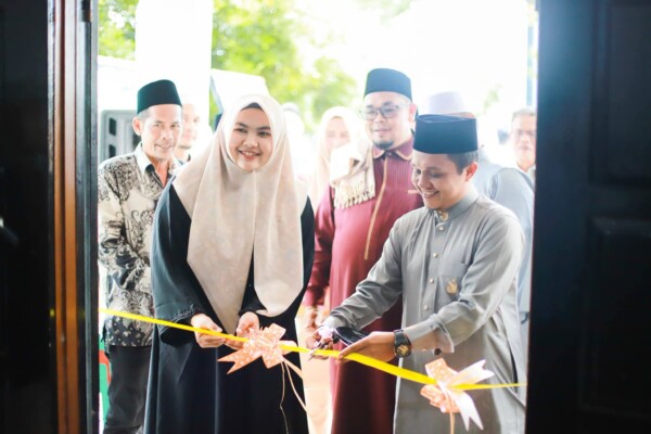 Wakil Bupati Mandailing Natal  Atika Azmi Utammi Nasution meresmikan Kantor Cabang PT Mizan Haromaen. (istimewa)
